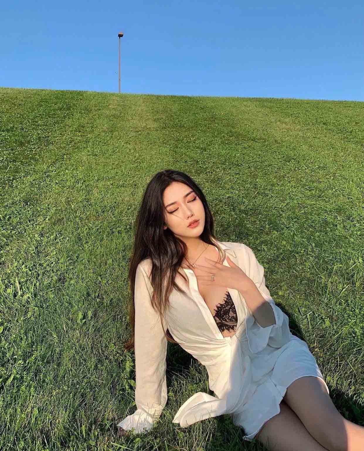 Cô gái Hàn Quốc gây chú ý ở bãi đỗ xe nhờ diện áo sơ mi tôn eo thon ngực đầy - 1