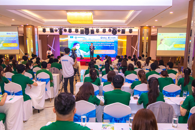 Dược sĩ&nbsp;của&nbsp;Trung Sơn Pharma được bồi dưỡng kiến thức về Covid-19&nbsp;với các chuyên gia hàng đầu