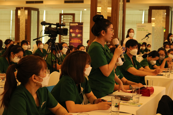 Dược sĩ đặt câu hỏi với chuyên gia trong buổi hội thảo