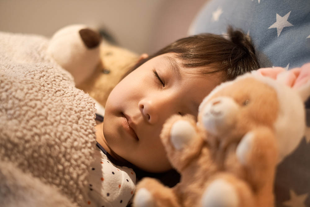 Khi cho trẻ ngủ phòng riêng, cha mẹ cần tránh 2 cột mốc thời gian này - 1