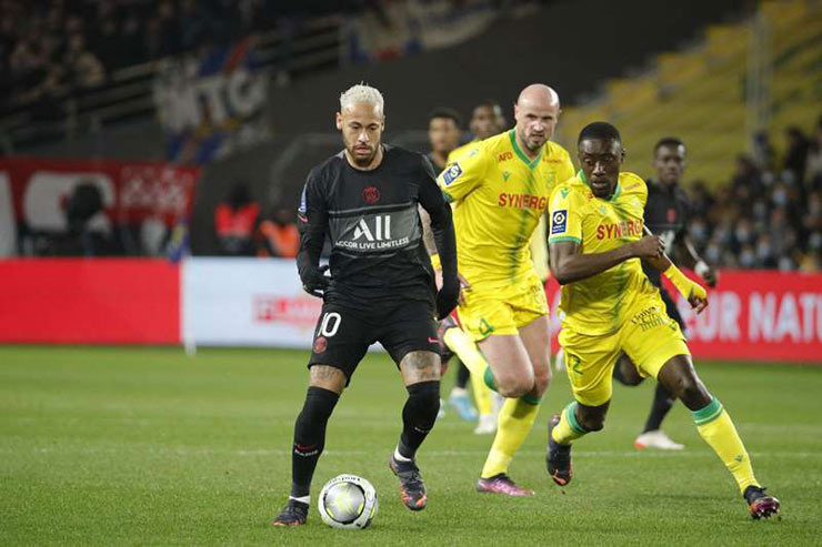 Neymar đá hỏng một quả phạt đền trong thất bại 1-3 của PSG trên sân của Nantes