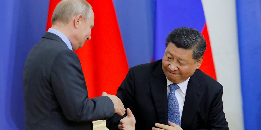 Tổng thống Nga Vladimir Putin (trái) và Chủ tịch Trung Quốc Tập Cận Bình. Ảnh: Reuters