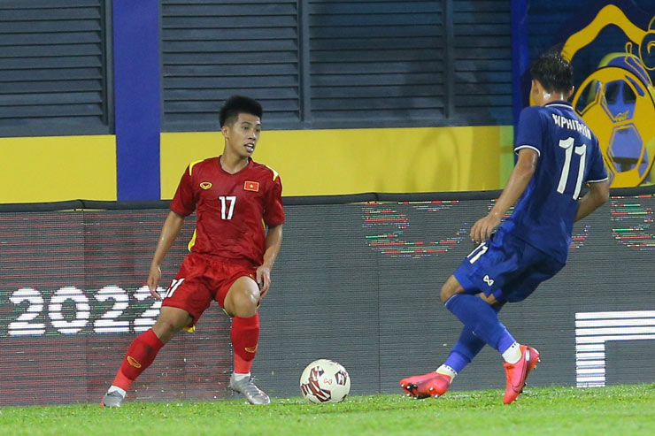 Tiền vệ Nguyễn Trung Thành (số 17) ghi bàn đá phạt đẹp mắt giúp U23 Việt Nam thắng U23 Thái Lan 1-0