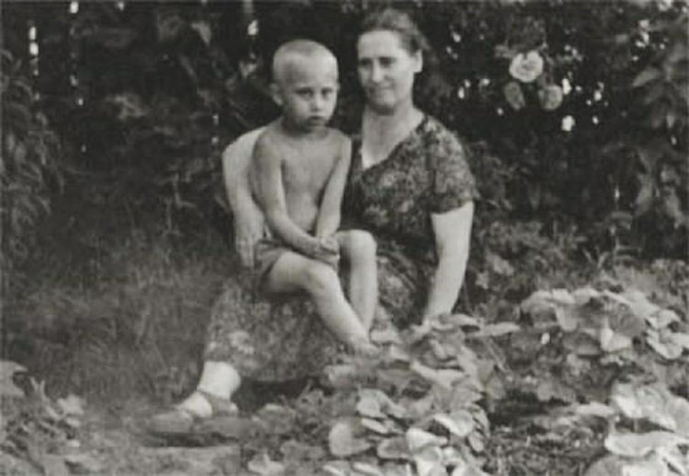 Bức ảnh chụp tháng 7.1958, Vladimir Putin – khi đó còn là cậu bé 5 tuổi – ngồi trong lòng mẹ Maria Ivanova Putina. Ông Putin là con út trong gia đình có 3 anh em. 2 người anh của Putin đã qua đời trước khi ông sinh. Bức ảnh cho thấy ông Putin không phải “người ngoài hành tinh” và “bất tử” như cáo buộc của một số thuyết âm mưu (ảnh: Daily Mail)