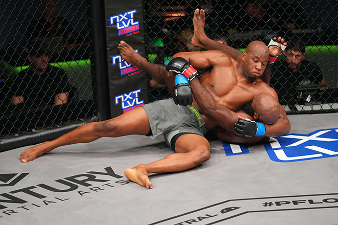 Khóa siết luôn là đòn thế được PFL MMA khuyến khích các võ sĩ sử dụng (Nguồn ảnh: PFL)