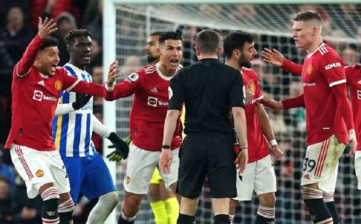 Ronaldo và một số đồng đội phản ứng với trọng tài ở trận MU thắng Brighton 2-0
