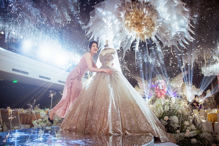 Đám cưới tiền tỷ của đại gia Ninh Bình: Sử dụng hơn 100.000 cành hoa nhập khẩu từ Anh - 4