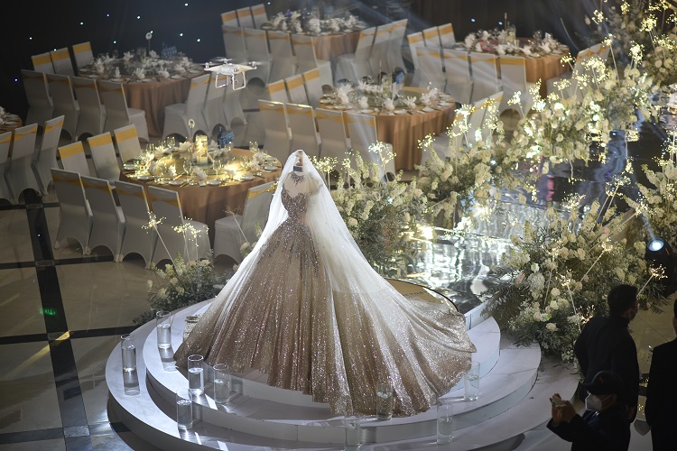 Đám cưới tiền tỷ của đại gia Ninh Bình: Sử dụng hơn 100.000 cành hoa nhập khẩu từ Anh - 5