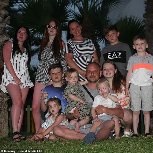 Vicky cùng với người bạn đời Craig và 9 đứa con