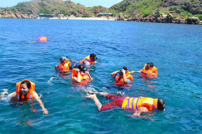 Hít thở &#39;vitamin sea&#39;, lặn ngắm san hô, chinh phục núi đá tại Hòn Khô - 4