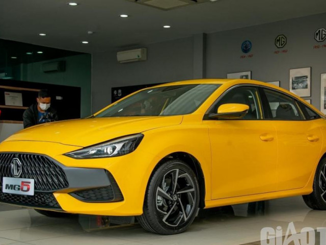 Ô tô - Những mẫu xe gây “sốc” về giá khi ra mắt tại Việt Nam đầu năm 2022