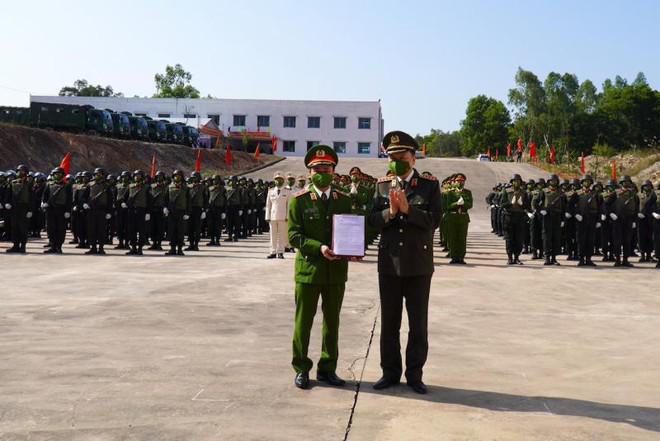 Bộ trưởng Tô Lâm trao quyết định thành lập Trung tâm cho Trung tướng Phạm Quốc Cương