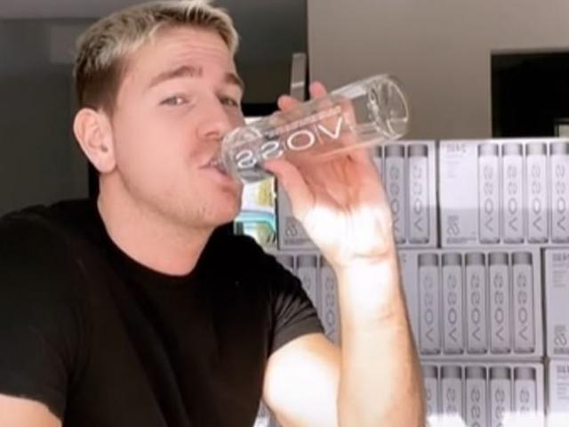 Bạn trẻ - Cuộc sống - Clip: Người đàn ông chi 45,6 triệu đồng mỗi tháng cho nước đóng chai