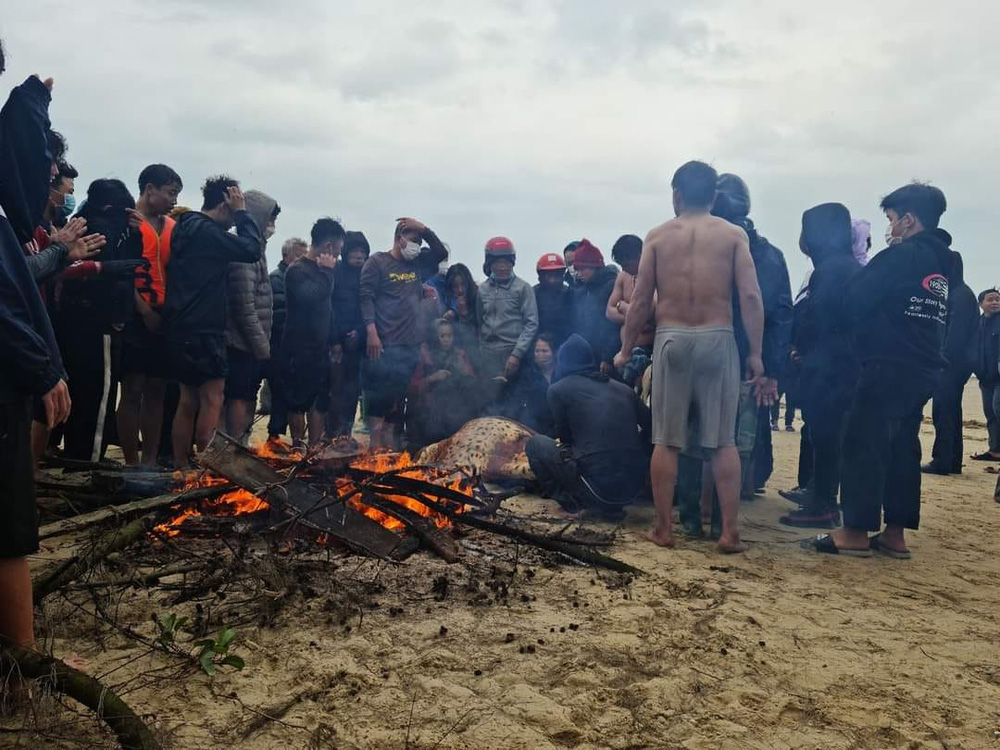 Người dân đốt lửa sưởi ấm cho các ngư dân ngay trên bờ biển