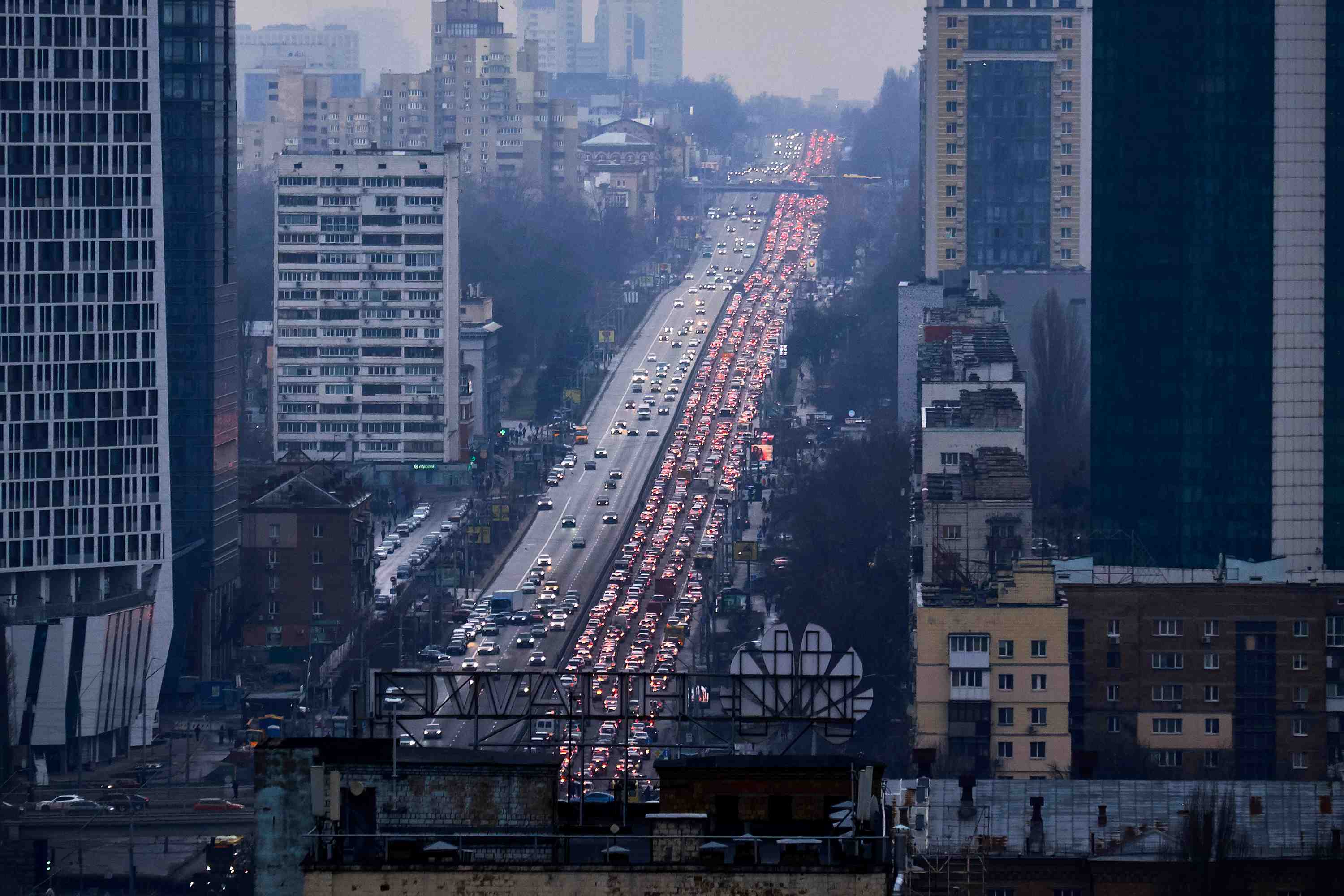 Hàng dài ô tô rời khỏi thủ đô Kiev khi quân đội Nga đổ bộ vào miền đông ly khai (ảnh: CNN)