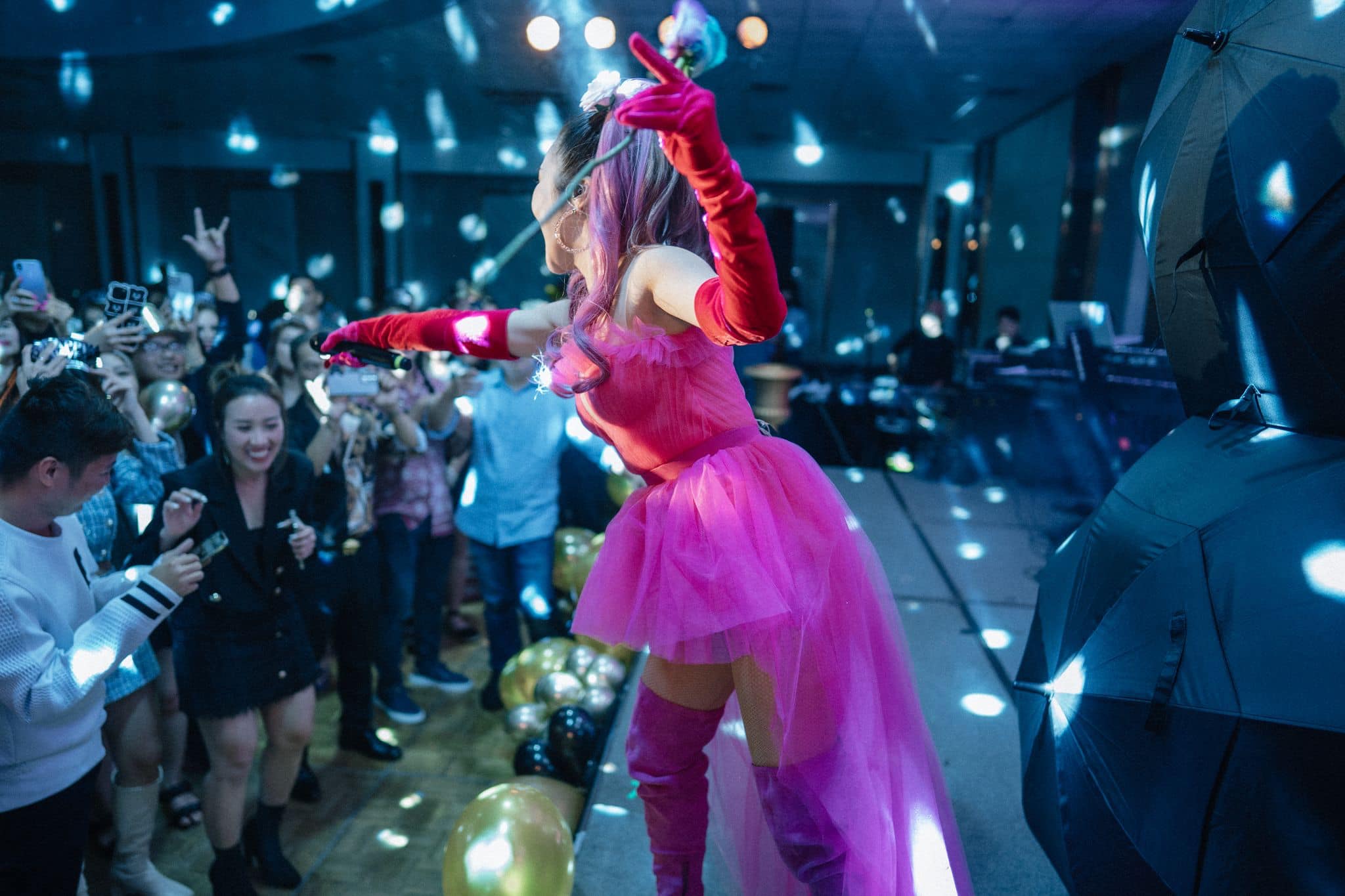 Trong một lần khác, Hương Tràm chọn tông đỏ cho cả outfit. Thế nhưng 4 cấp độ sắc đỏ khác nhau từ găng tay, áo, chân váy và boots khiến mọi thứ trở nên rời rạc, không có sự liên kết. Dù đầu tư về mặt hình ảnh nhưng Hương Tràm chưa ghi điểm trong mắt người hâm mộ.