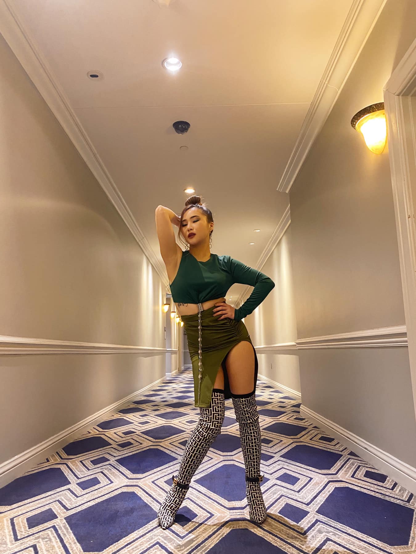 "Em tạo dáng xấu quá Tràm ơi, bộ đồ khiến em còn 1 mẩu" - một người bình luận dưới hình ảnh của Hương Tràm, khi cô đăng hình lên trang cá nhân.