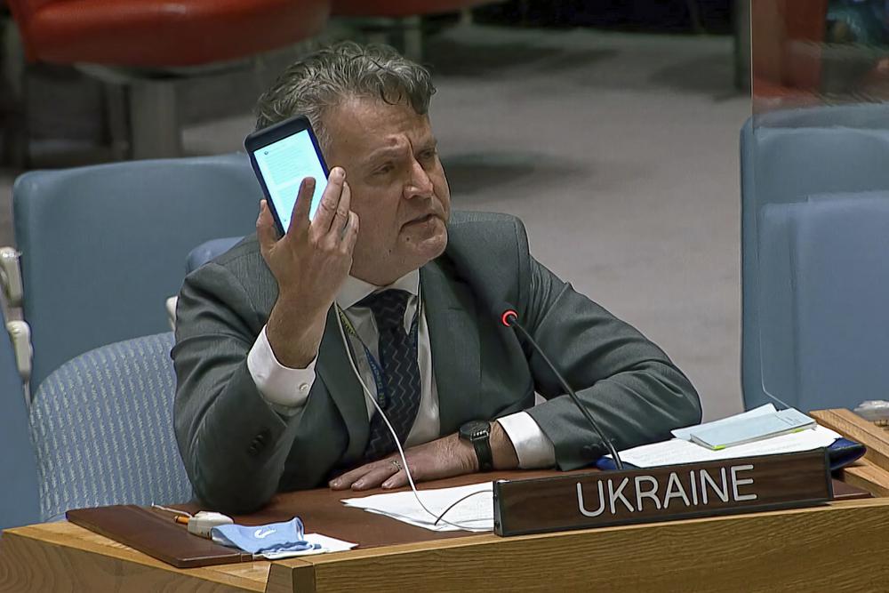 Đại sứ Ukraine tại Liên Hợp Quốc – ông Sergiy Kyslytsya – giơ điện thoại khi thông báo về tình hình Ukraine (ảnh: Reuters)