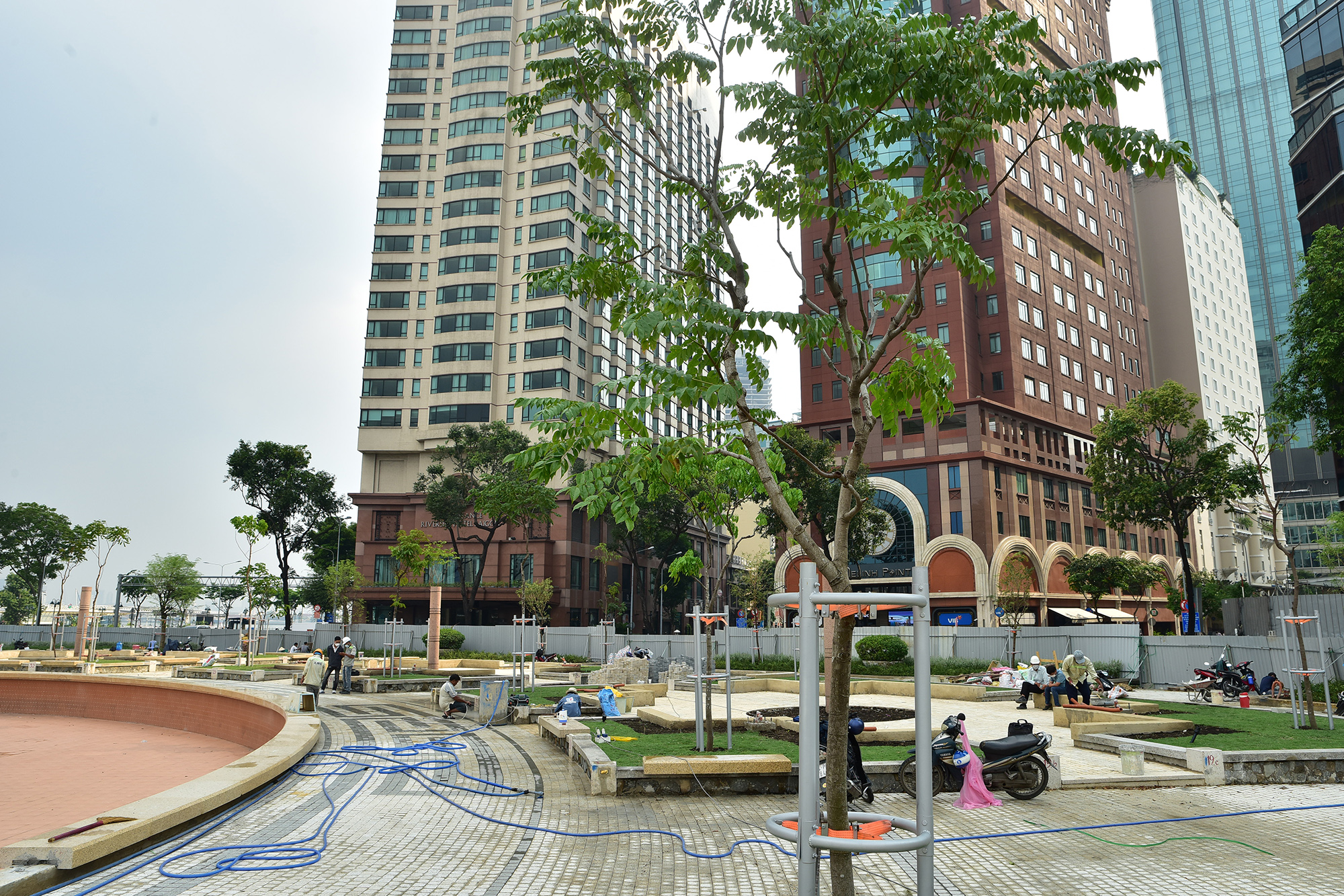 Khu tượng đài Trần Hưng Đạo thay “áo” mới bên bờ sông Sài Gòn - 10