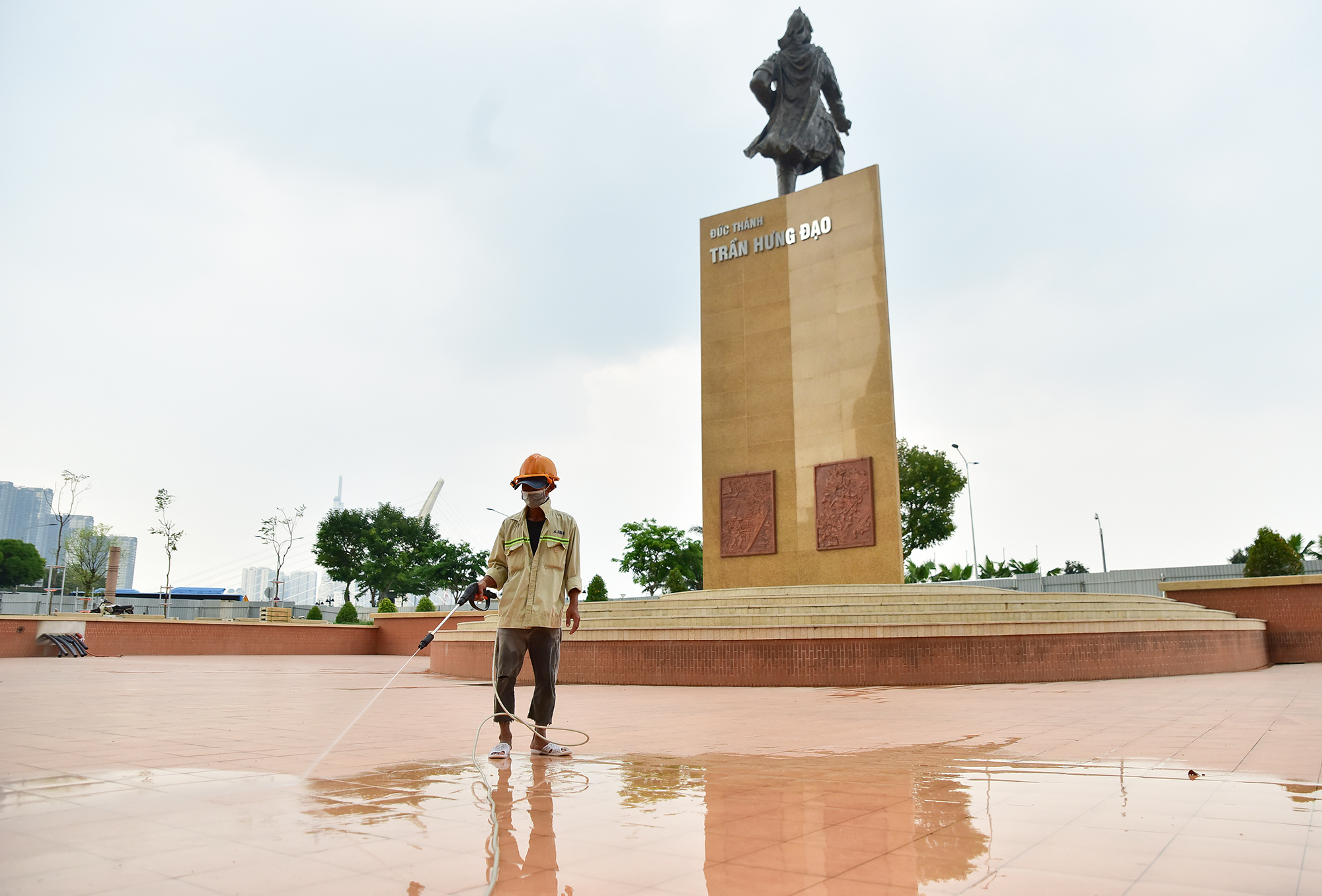 Khu tượng đài Trần Hưng Đạo thay “áo” mới bên bờ sông Sài Gòn - 14