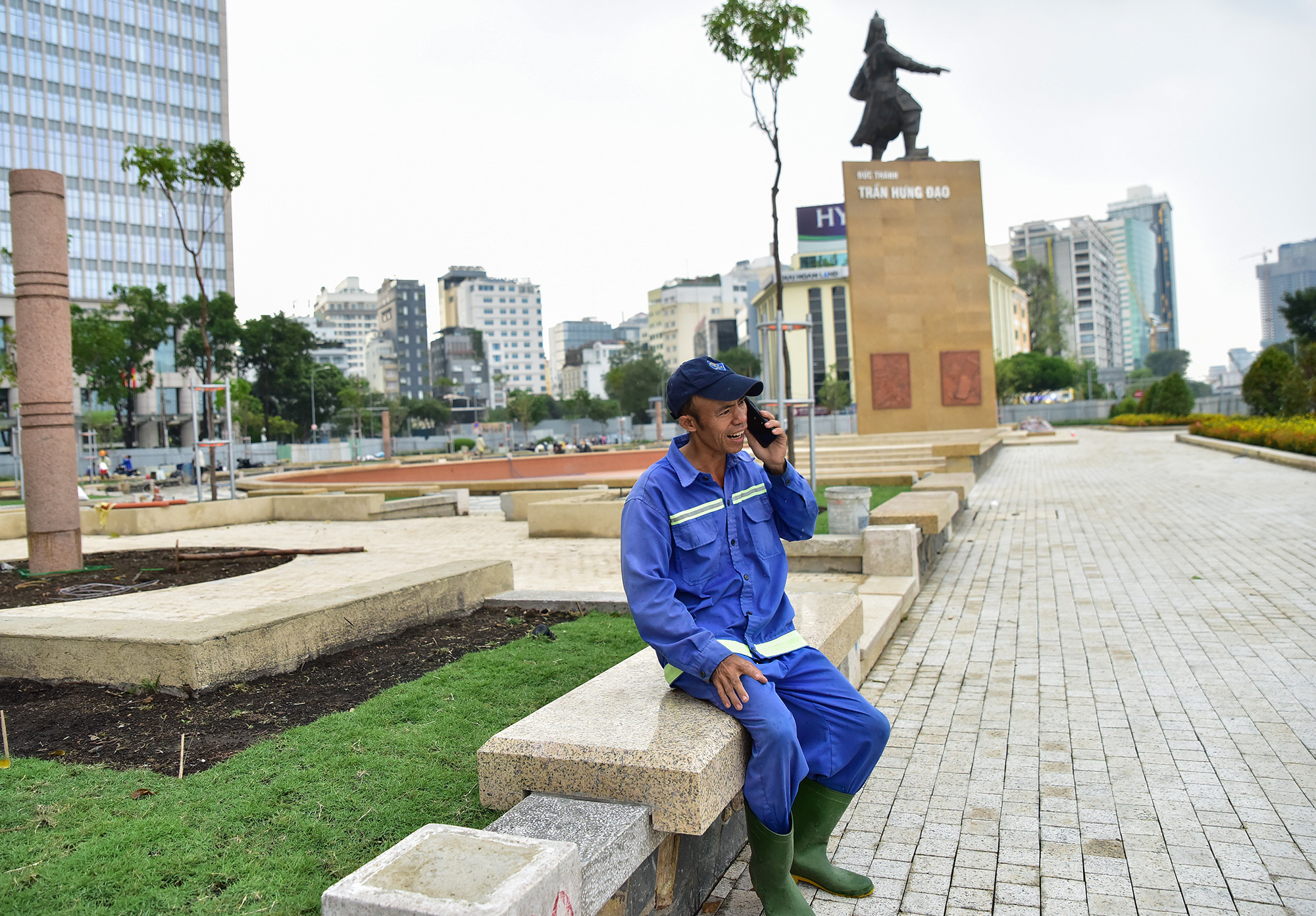Khu tượng đài Trần Hưng Đạo thay “áo” mới bên bờ sông Sài Gòn - 15