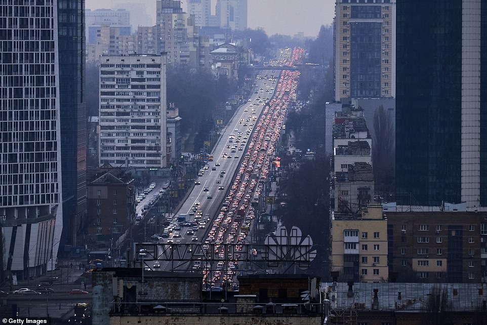 Hình ảnh người dân Kiev ùn ùn rời thủ đô Ukraine - 1