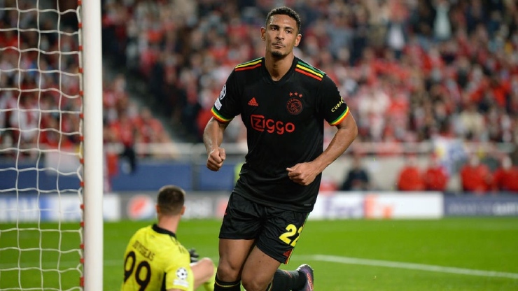 Haller có một pha đốt lưới nhà và một bàn thắng ở trận Benfica hòa Ajax 2-2 tại Champions League