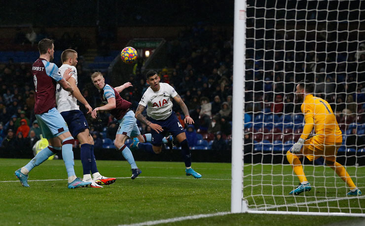 Trung vệ đội trưởng Ben Mee đánh đầu ở phút 71 ghi bàn duy nhất giúp Burnley thắng sốc Tottenham 1-0