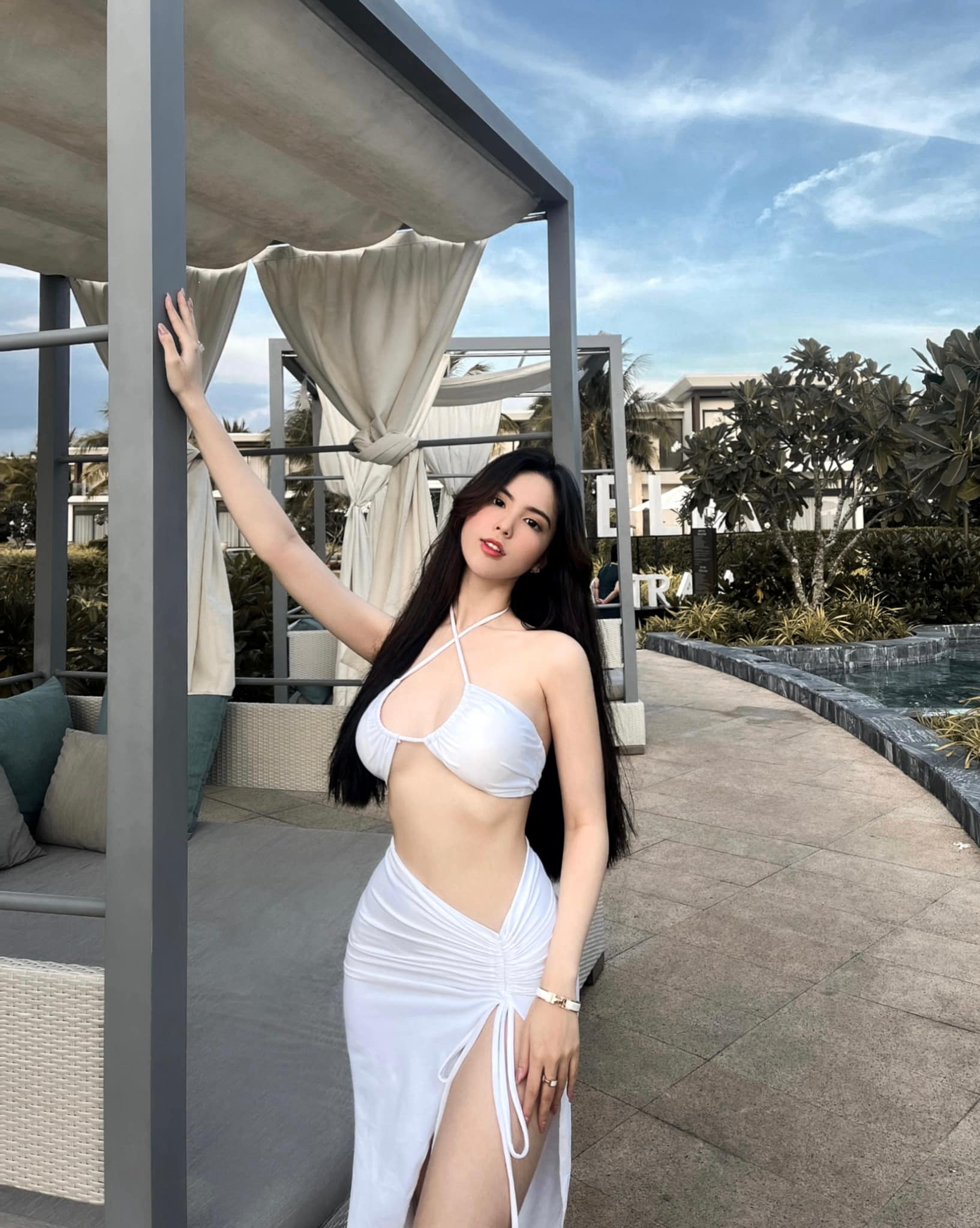 Đoan Nghi diện váy cut-out, khoe khéo đường cong nuột nà "vạn người mê".