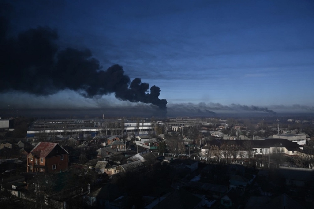 Khói đen bốc cao ngút trời ở Ukraine trong ngày Nga mở chiến dịch quân sự (ảnh: Reuters)
