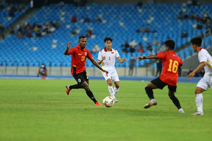 U23 Việt Nam tình cảnh thiếu thốn nhưng ngày càng lấn lướt khi hiệp 1 trôi về cuối