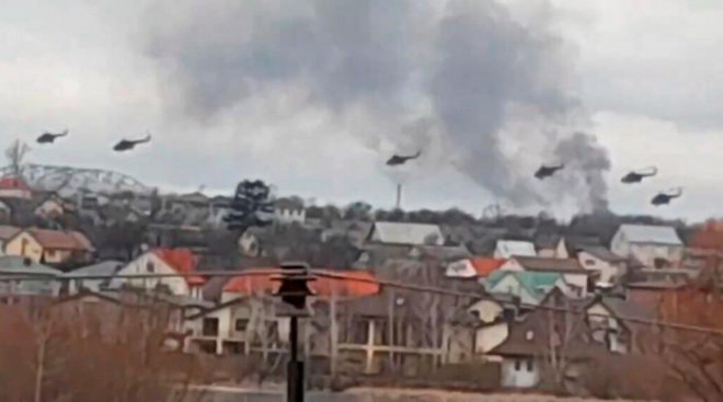 Ukraine thông báo thủ đô Kiev bị tấn công bằng tên lửa và lực lượng Ukraine cũng đã bắn hạ máy bay Nga tại thủ đô. Ảnh - AP