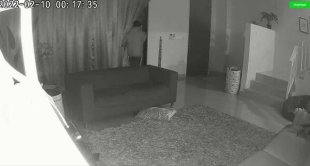 Vừa phát hiện kẻ lạ vào nhà, người phụ nữ càng thêm khiếp đảm vì dòng tin nhắn lúc nửa đêm - 1