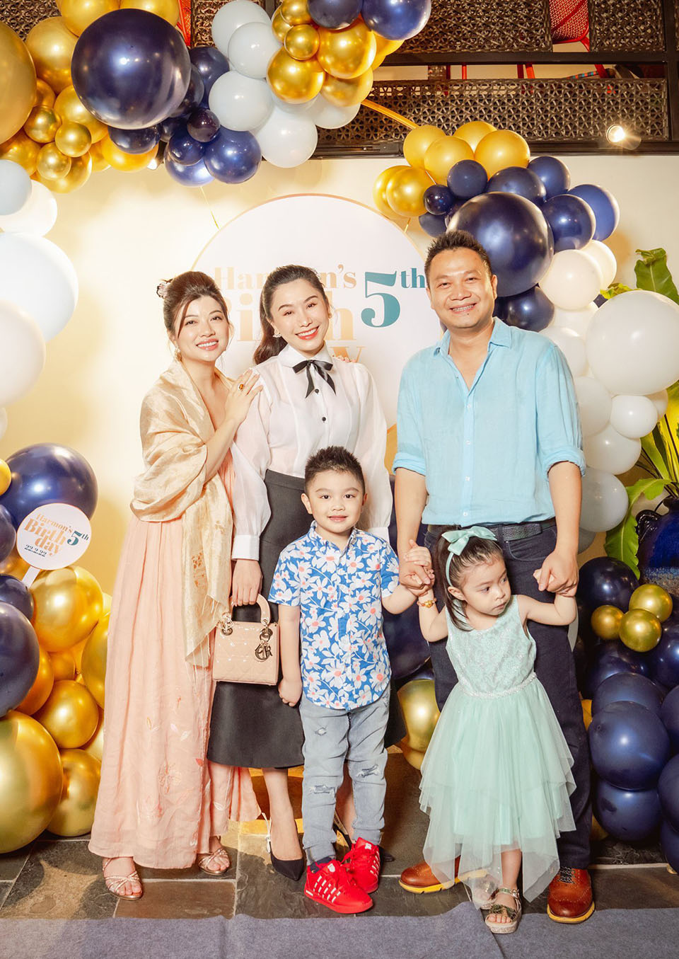 MC Anh Thơ chụp ảnh cùng gia đình diễn viên Tăng Bảo Quyên