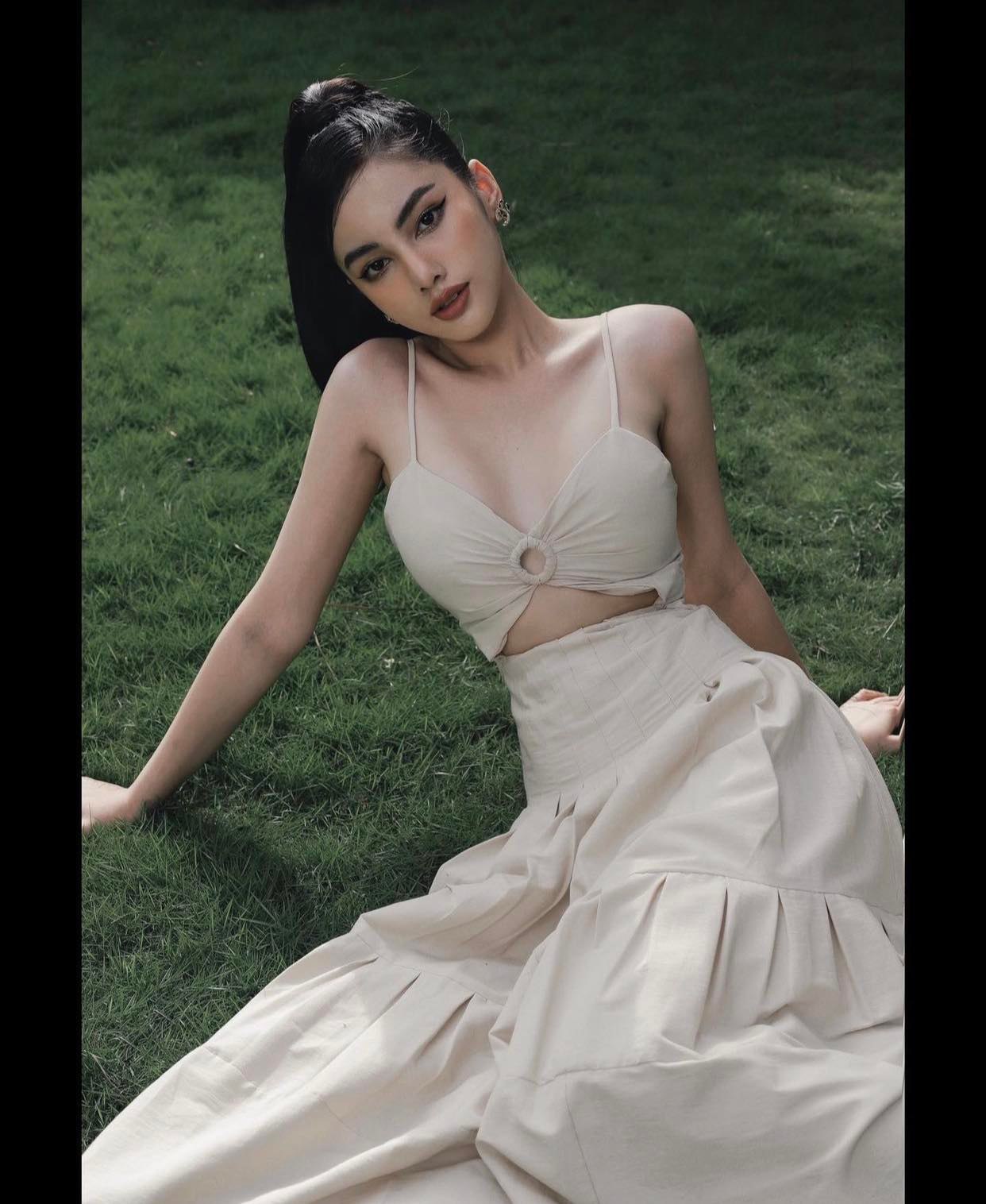 Gương mặt xinh đẹp cùng đường nét cân đối, hài hòa và vóc dáng gợi cảm giúp Cẩm Đan nhận được nhiều lời mời quảng cáo về thời trang cũng như trình diễn trên sàn catwalk.