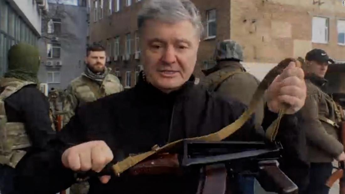 Cựu Tổng thống Ukraine Petro Poroshenko xuống đường với súng trường trong tay (ảnh: CNN)
