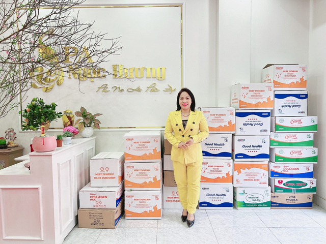 Chị Hương bên cạnh các sản phẩm phân phối