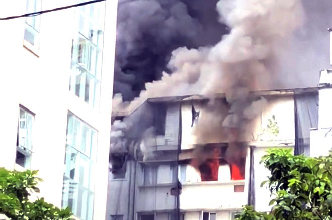 Khói lửa bốc lên cuồn cuộn từ khách sạn