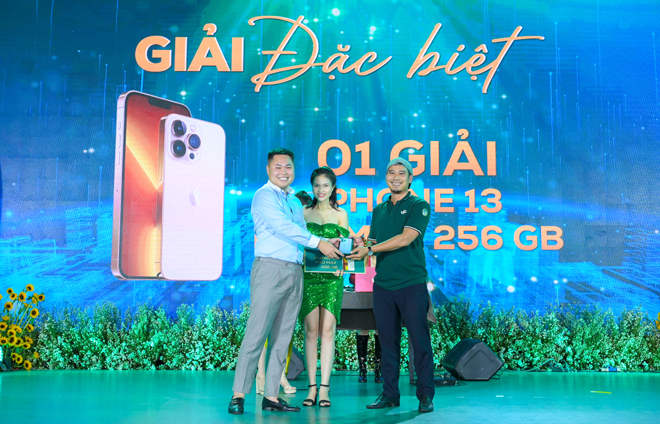 Đặc biệt trong buổi lễ, khách mời còn có cơ hội nhận những quà tặng may mắn với tổng giá trị giải thưởng lên đến 300.000.000 đồng.