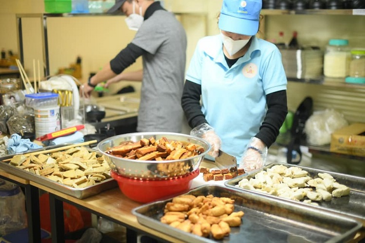 Quán ăn chay bán miễn phí cho tất cả mọi người ở Hà Nội, mỗi ngày phục vụ 200 suất - 4