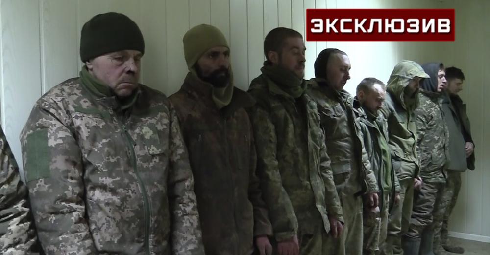 Các binh sĩ Ukraine đầu hàng. Ảnh:&nbsp;Zvezda TV.