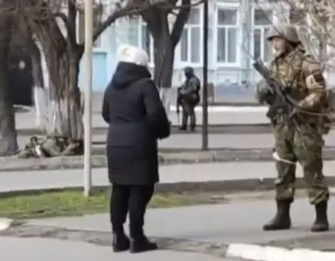 Người phụ nữ Ukraine đối mặt với binh sĩ Nga.