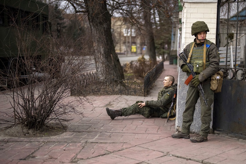 Một binh sĩ Ukraine tranh thủ nghỉ ngơi ở Kiev trong khi chờ đợi quân Nga (ảnh: Daily Mail)