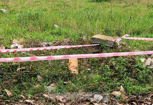 Lực lượng chức năng địa phương tạm thời rào chắn, khoanh vùng nguy hiểm tại nơi phát hiện vật giống bom đạn. Ảnh do người dân cung cấp