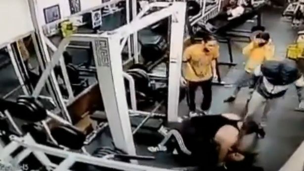Những người đi tập thể dục vội vã đến trợ giúp người phụ nữ tại trung tâm thể dục ở Mexico&nbsp;