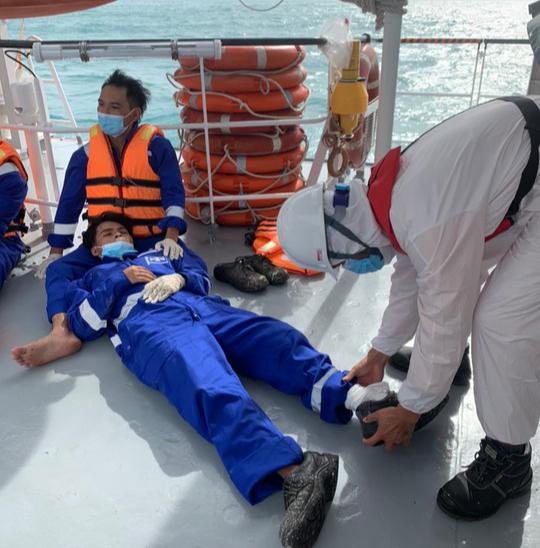 Các thuyền viên được chăm sóc y tế sau khi lên tàu, sức khoẻ đã ổn định
