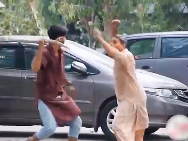 Cười 24H - Thanh niên rảnh rỗi mang gậy ra troll người đi đường bị đuổi chạy mất dép