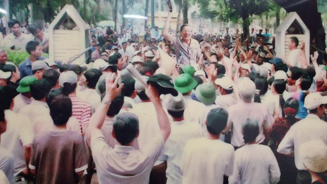 Ông Đinh Đình Phú trong vòng tay người dân năm 2005 khi cuộc chiến chống tham nhũng thắng lợi