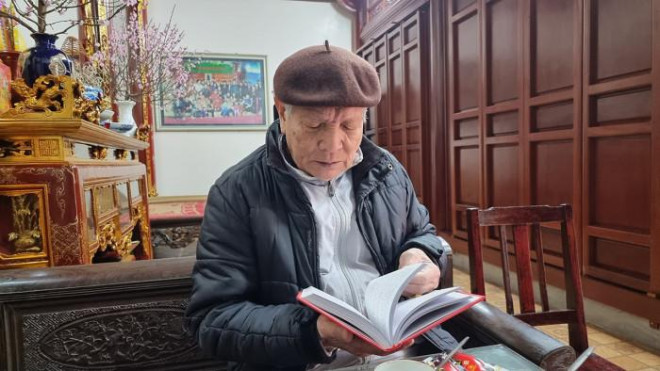 Ông Đinh Đình Phú với cuốn sách kể về cuộc chiến chống "quan tham"