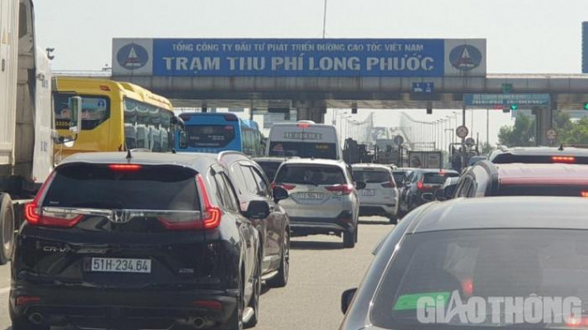 Ùn tắc nghiêm trọng tại trạm thu phí Long Phước do tai nạn liên hoàn trên tuyến cao tốc